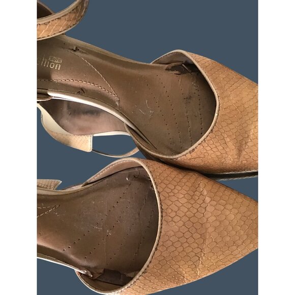 Clarks- Women's Tan Pointed Toe Ankle Strap Heels Size 9 - Picture 8 of 10